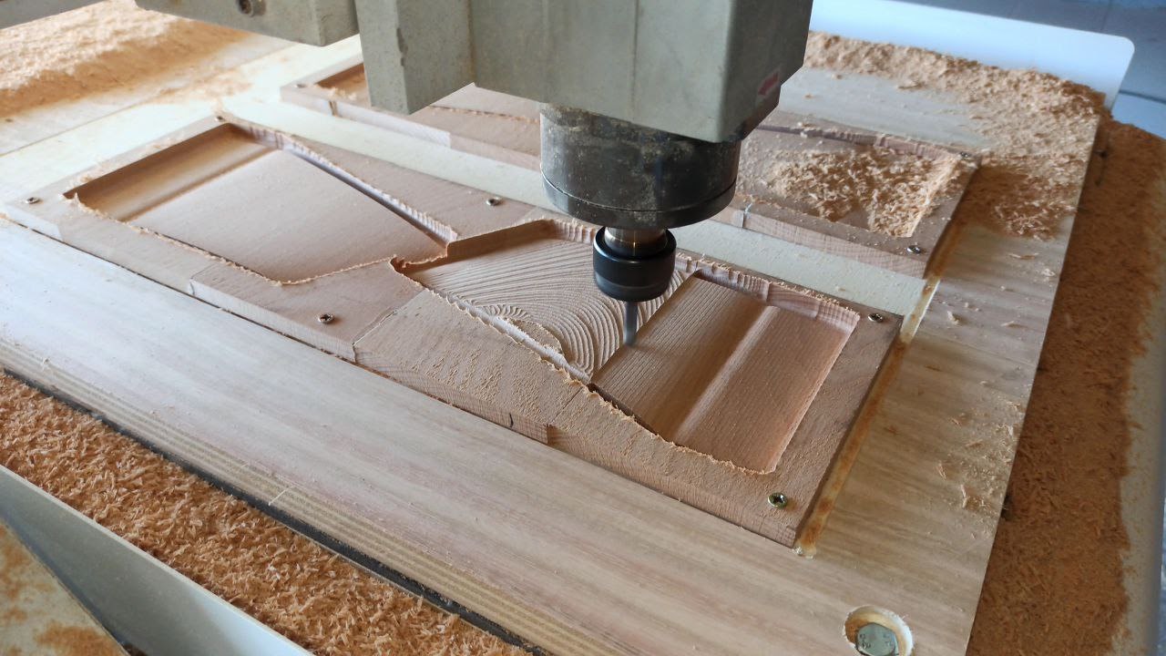 Imagen 3. Mecanizado por máquina de corte por control numérico (CNC) de modelo en madera de haya.